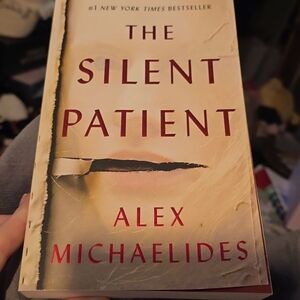 THE SILENT PATIENT PAPERBACK -Excellent condition.